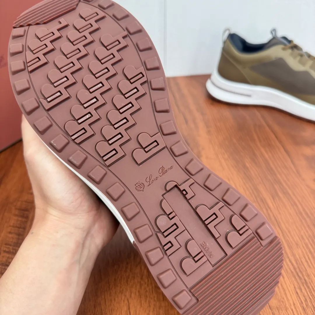 Batch 760 Loro Piana mesh cowhide stitching casual sports men's shoes LP jogging shoes OEM original soles feel free to enter the counter! This casual shoe is knitted from Wind fiber, giving it a unique three-dimensional effect. The unique silhouette narrows slightly at the midsection and is embellished with nappa leather details. The lightweight rubber sole and studs on the edge enhance traction and stability, and functional details full of modern aesthetics add a sporty style to the shoe. The upper uses a hot-melt edge-sealing process. The lightweight technical material of the Kummel-colored rubber outsole is inlaid with cushioning pads on the inside of the sole to distribute the weight more evenly and reduce the load during walking. The leather eyelets are directly set on the upper fixed to the sole to ensure stability. The rear is equipped with cushioning pads to improve wearing comfort. The full package of the counter comes with a shoelace insole. Multiple colors available! Fabric: 100% nylon Decoration: 100% cow leather Accessories: 100% polyurethane Size: 39-40-41-42-43-44 Standard leather shoe size (38/45 can be customized and returns and exchanges are not supported) Item number: FAM1718 brown green
